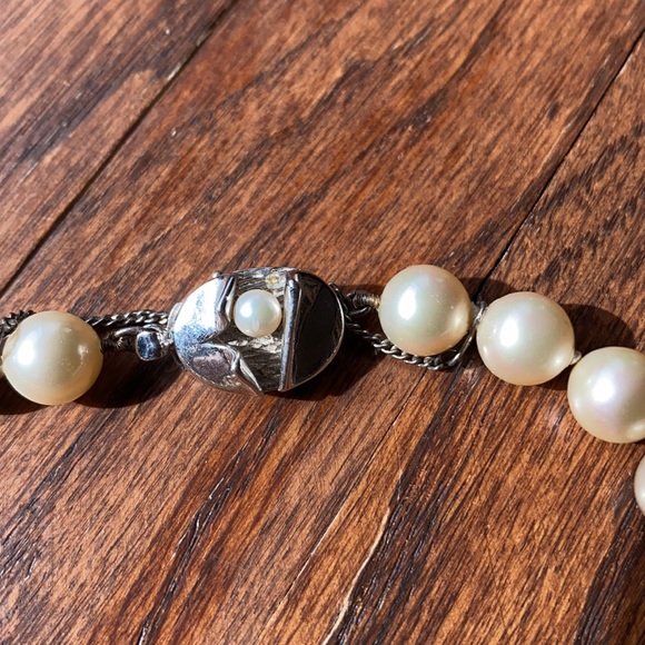 Faux pearl necklace - Picture 2 of 2